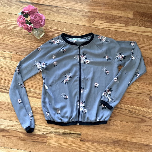 SPRING FLORAL ZIP UP 🌸 - Picture 1 of 3